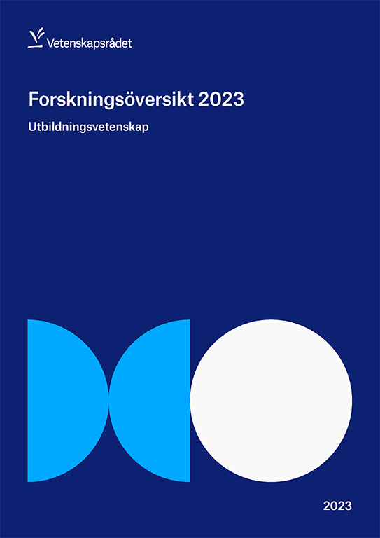 Rapportomslag i blått med titeln Forskningsöversikt 2023: Utbildningsvetenskap.